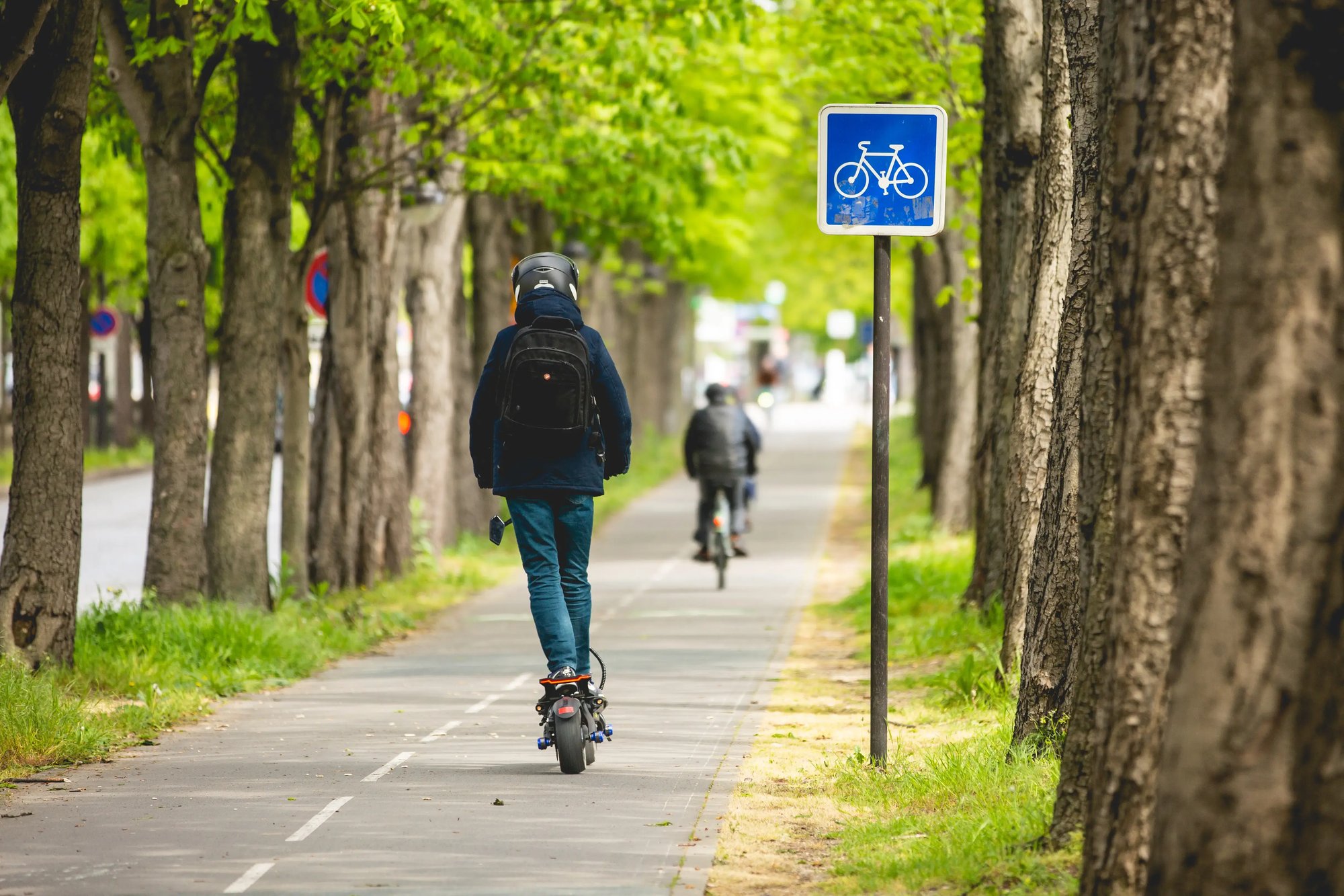 Scooter e ciclista sulla pista ciclabile