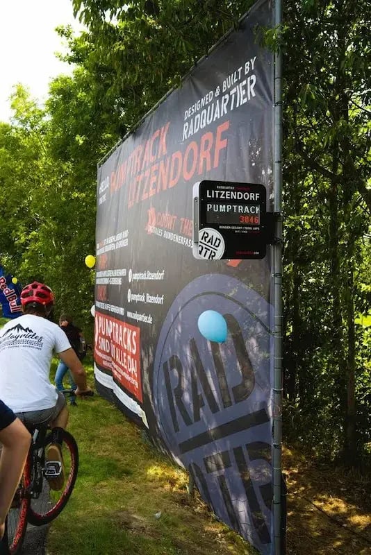 Contate lungo le piste ciclabili o i circuiti di pompaggio per motivare i vostri ciclisti.
