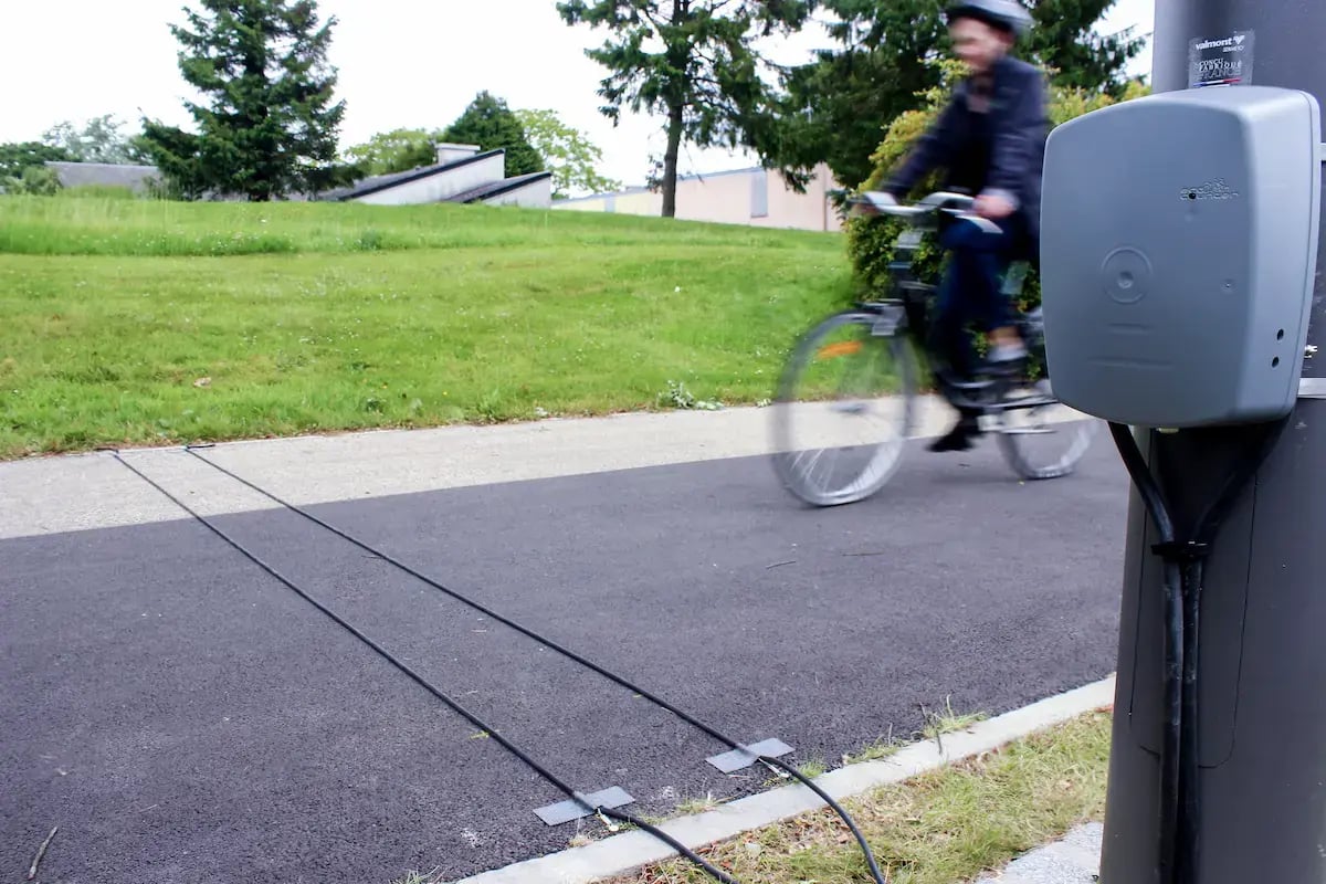 I TUBI sul marciapiede contano le biciclette e danno indicazioni.