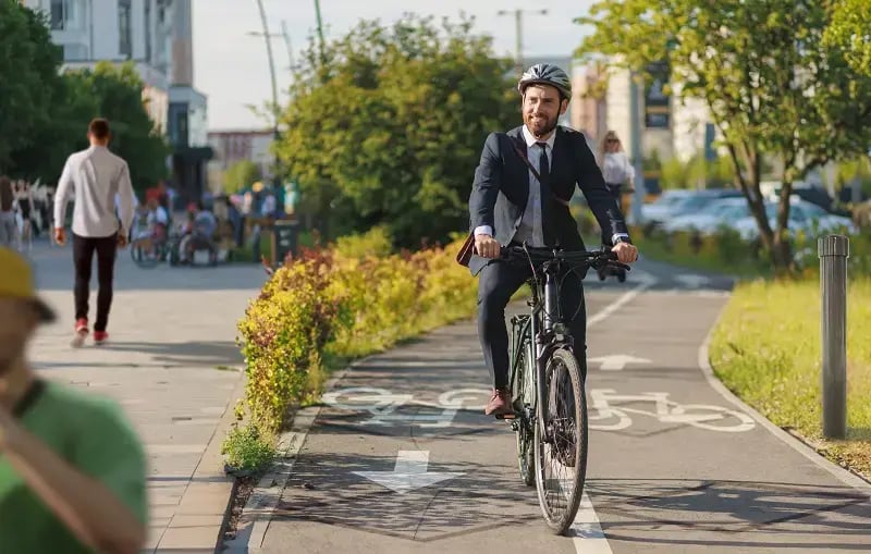 Urban MULTI Evo conta pedoni, ciclisti e scooter sulla stessa corsia.