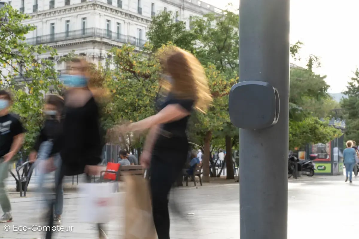 Contare i visitatori della strada è facile con PYRO-Box Evo, il contapersone discreto.